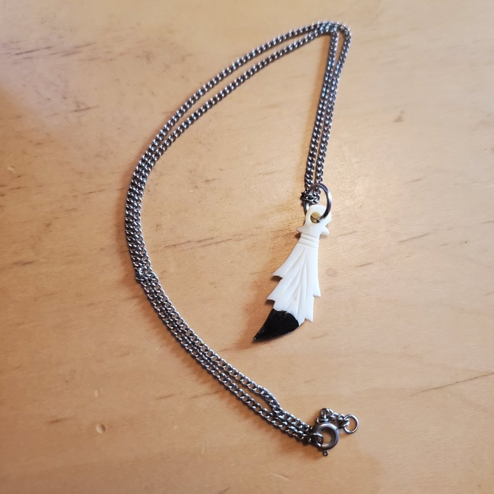 18" Silver Tone Plastic Feather Pendant Necklace